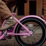 Chanty Cargo Kid – Pink inkl. hjelm, flaskeholder, håndtag i 2 farver og ringklokke - BørnecyklerneChantyBørnecyklernePink: BLC16 - LYRChanty Cargo Kid – Pink inkl. hjelm, flaskeholder, håndtag i 2 farver og ringklokke